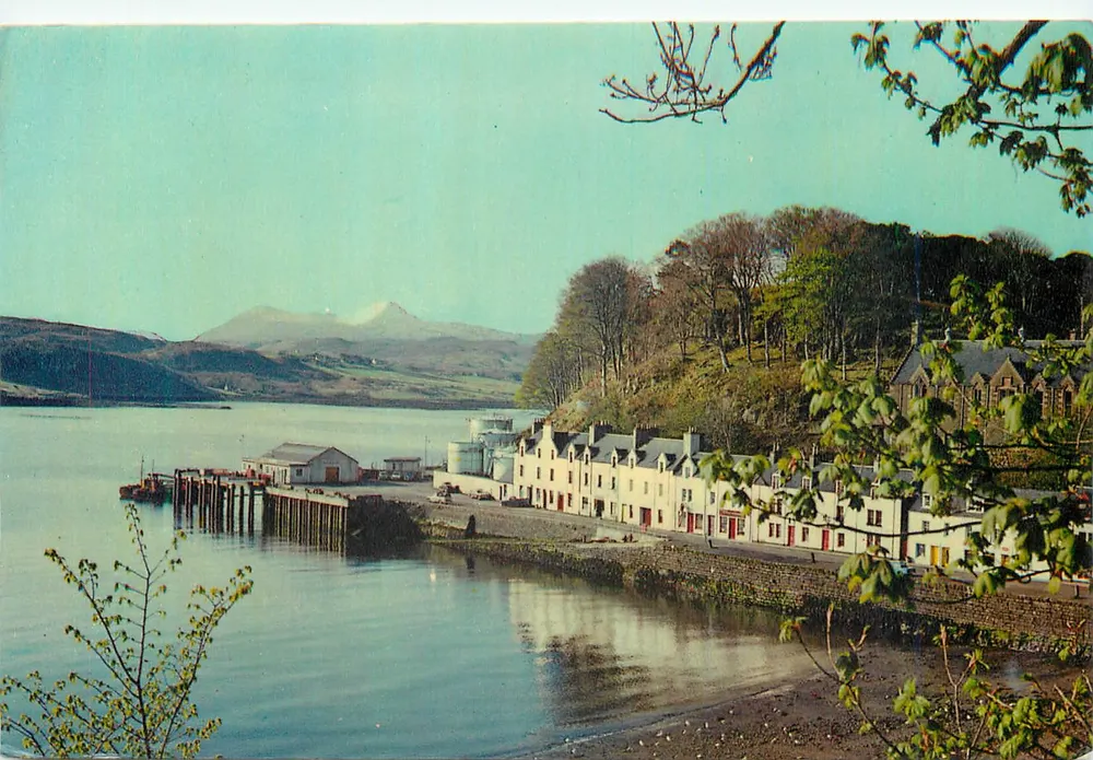 Portree, isola di Skye — vista del porto e delle case — M.L. AND NATIONAL SERIES - Recto