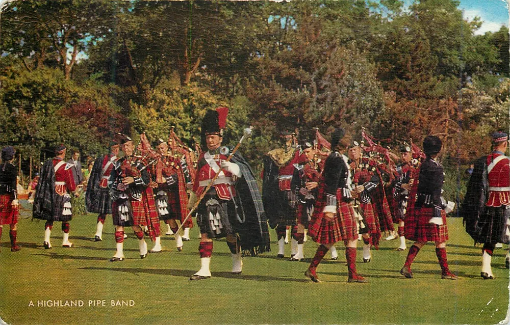 Uma Banda de Pípedes Highland — Stirling, Escócia — Salmon Ltd. série 'Cameracolour' - Frente