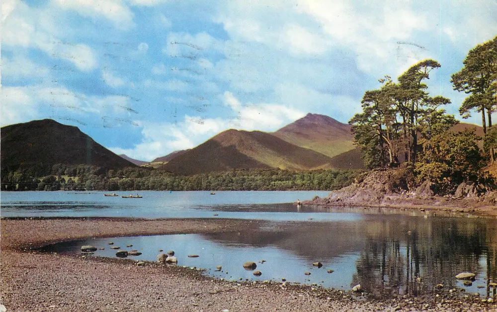 Derwentwater — Seenlandschaft mit Bergen — Friar's Crag und Causey Pike, gedruckt von PT21607 - Vorderseite