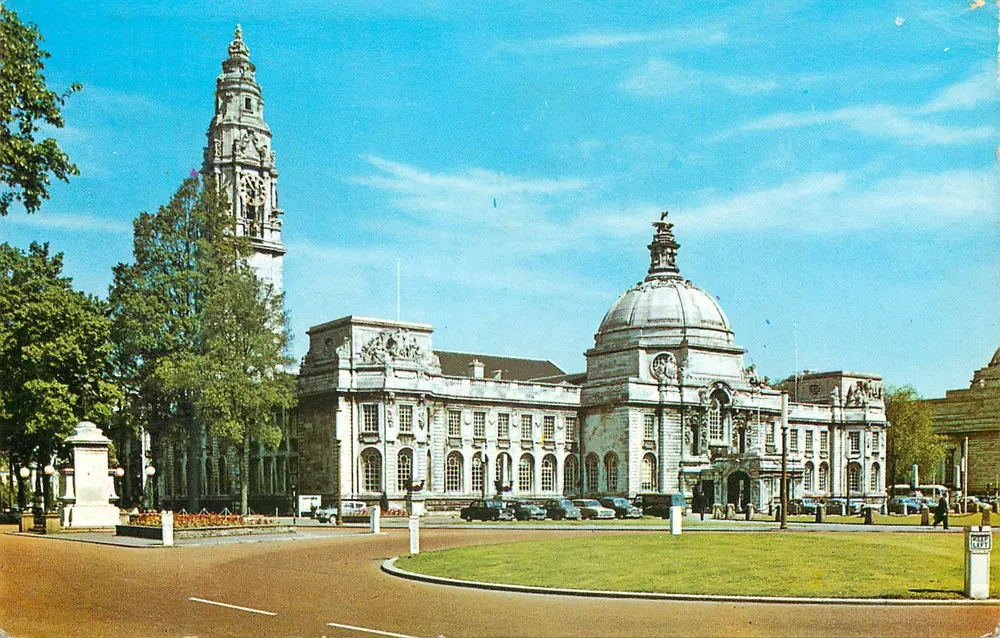 O Centro Cité de Cardiff — vista panorâmica — The Civic Centre, Cardiff - Frente