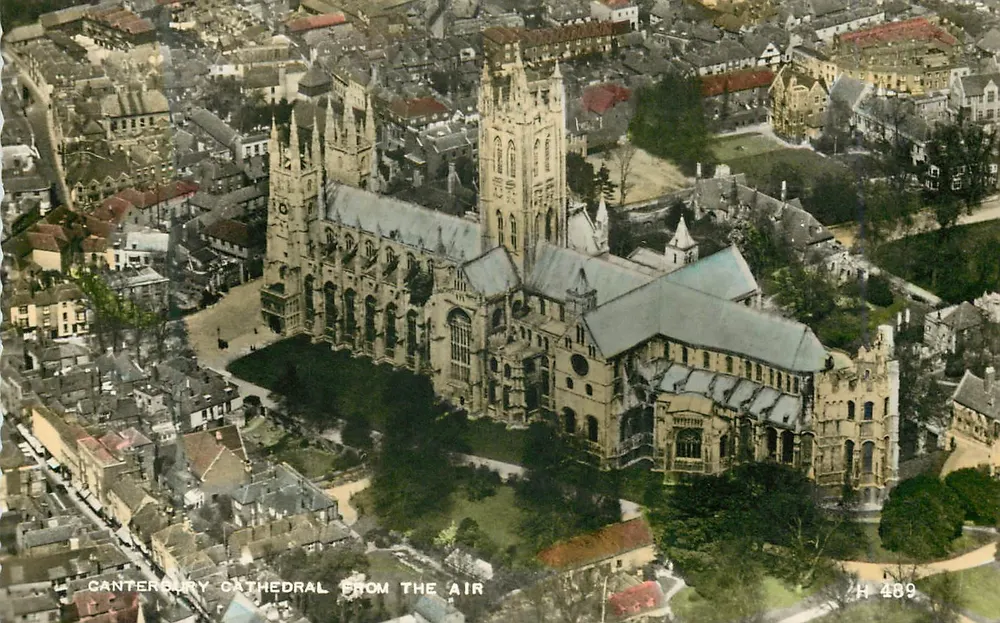 Catedral de Canterbury visto do ar — H 489 — Valentine's & Sons, Ltd. Dumbee and London - Frente