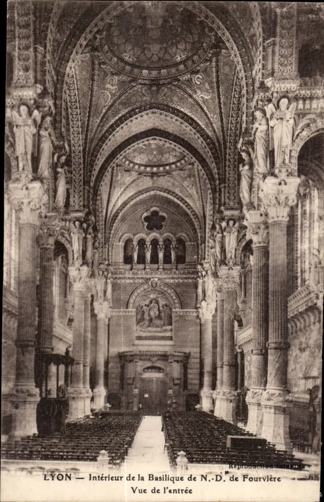 LYON — Innenansicht der Basilika Notre-Dame de Fourvière — Blick auf den Eingang — Innenreproduktion - Vorderseite