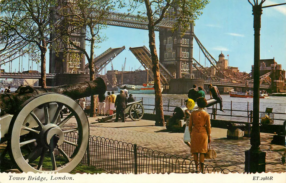 Tower Bridge, Londres — vista com canhões — Valentine Printers & Publishers, n° ET.2986R - Frente