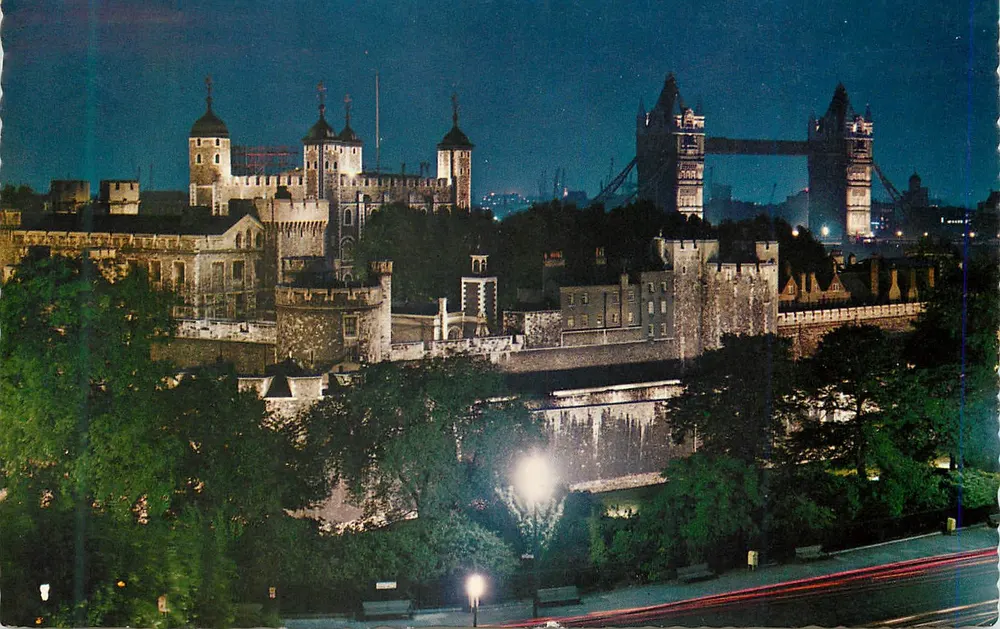A Torre de Londres à noite — série Natural Colour — editor The Photographic Greeting Card Co. Ltd., Londres - Frente