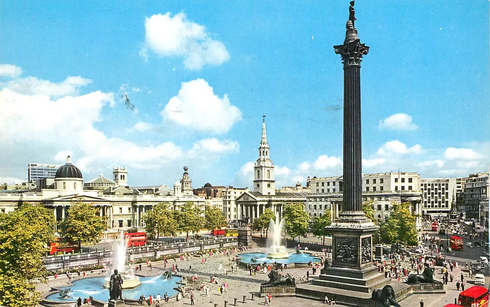Trafalgar Square — Londres — Fotografia por John Hinde, F.R.P.S. - Frente