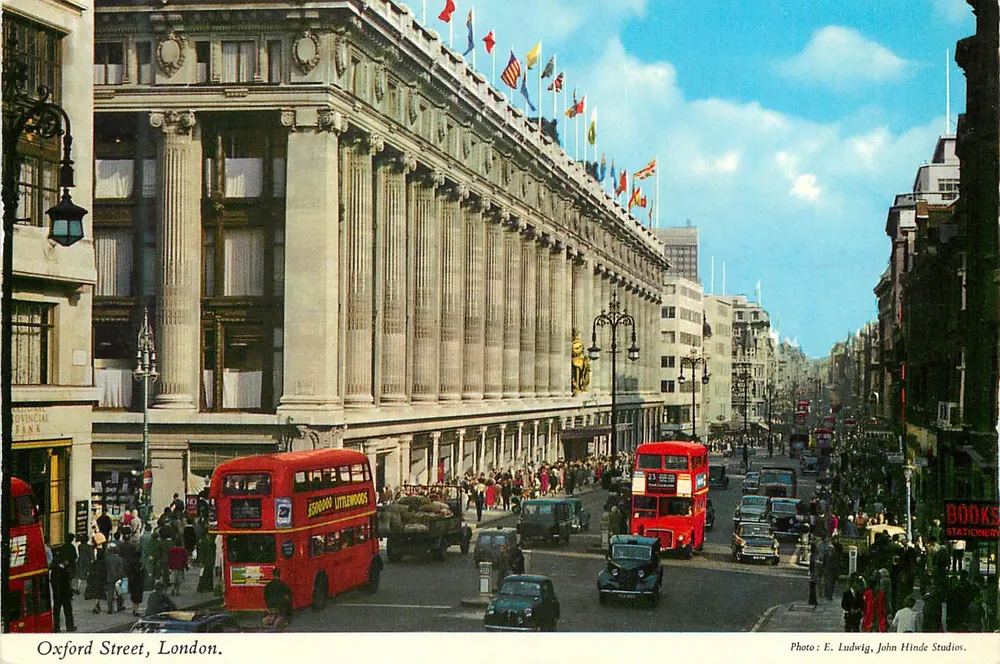 Oxford Street, Londen — uitzicht op de straat met rode bussen en vlaggen — Foto: E. Ludwig, John Hinde Studios - Voorkant