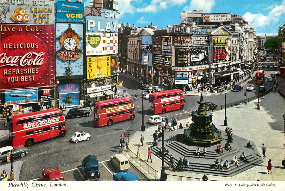 Piccadilly Circus, Londres — vista animada com ônibus vermelhos e propagandas — Foto: E. Ludwig, John Hinde Studios - Frente