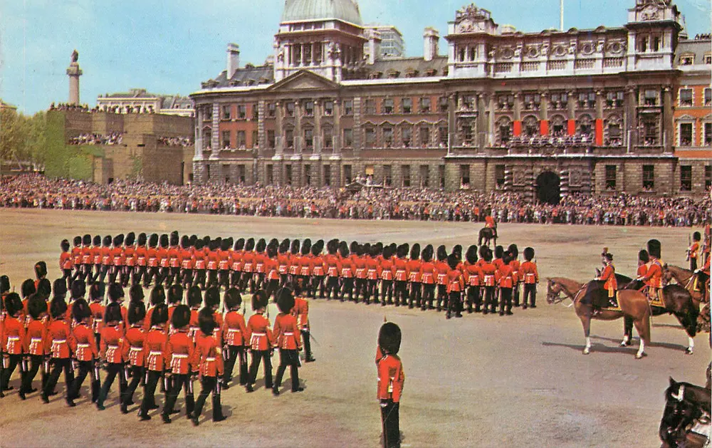 Trooping the Colour, London — am Horseguards Parade — Natural Colour Series, Greetings Photographic Card Co. Ltd., London - Vorderseite