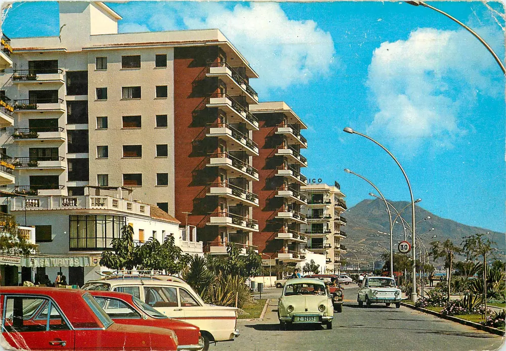Fuengirola (Málaga) — Paseo Marítimo avec immeubles et voitures d'époque — éditeur SARRABELLA & Cía. ZARAGOZA - Frente