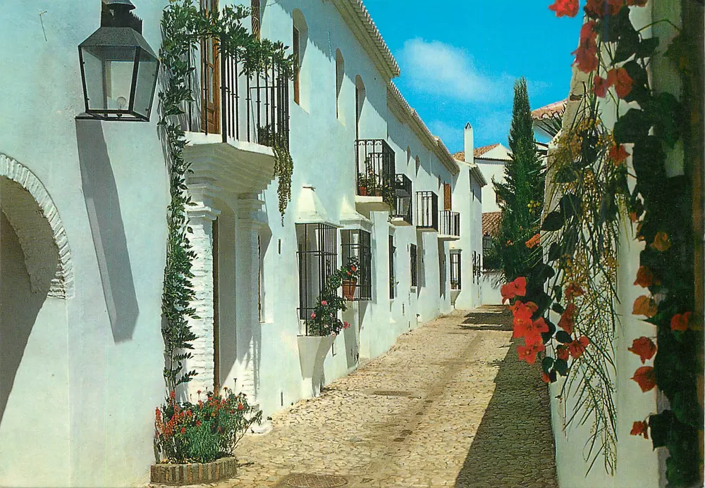 Costa del Sol - Fuengirola — Viertel Pueblo López, typische Straße — Verlag Philaserdica, Nr. 1005 - Vorderseite