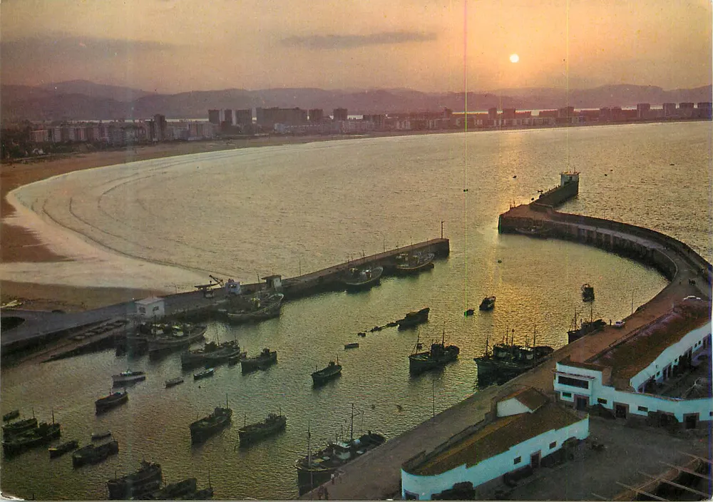 Laredo — Pôr do sol no porto — Edições Arribas - Frente