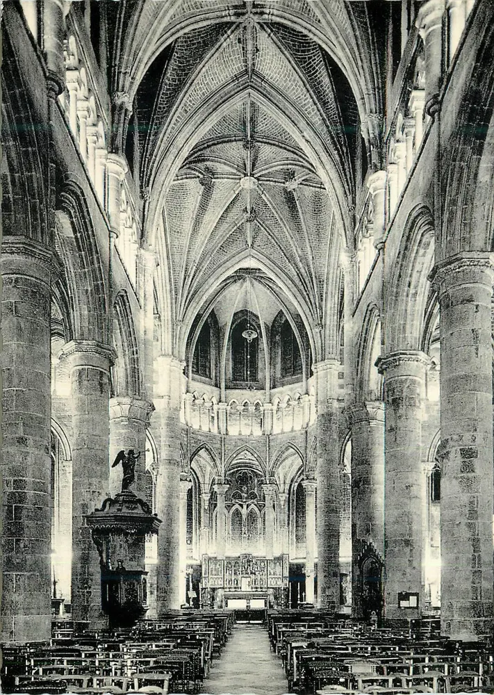 Igreja Colegiada de Dinant — vista interior para o altar — foto Thill - Frente