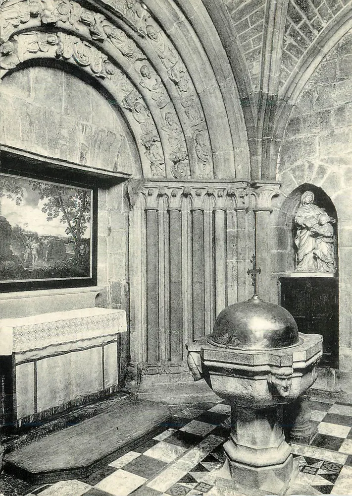 Baptistério da Igreja Colegiada de Dinant — XIIIº século — foto Thill, Bruxelas - Frente