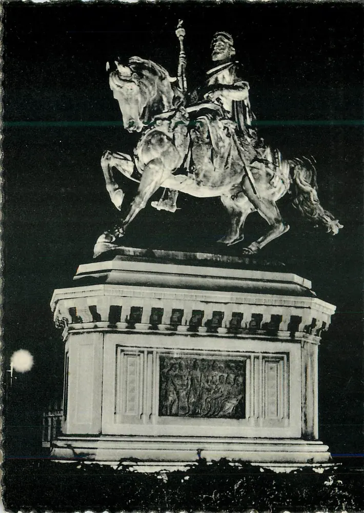 Reitstatue des Constantine I — Nachtsicht — Presseagentur, Mons - Vorderseite