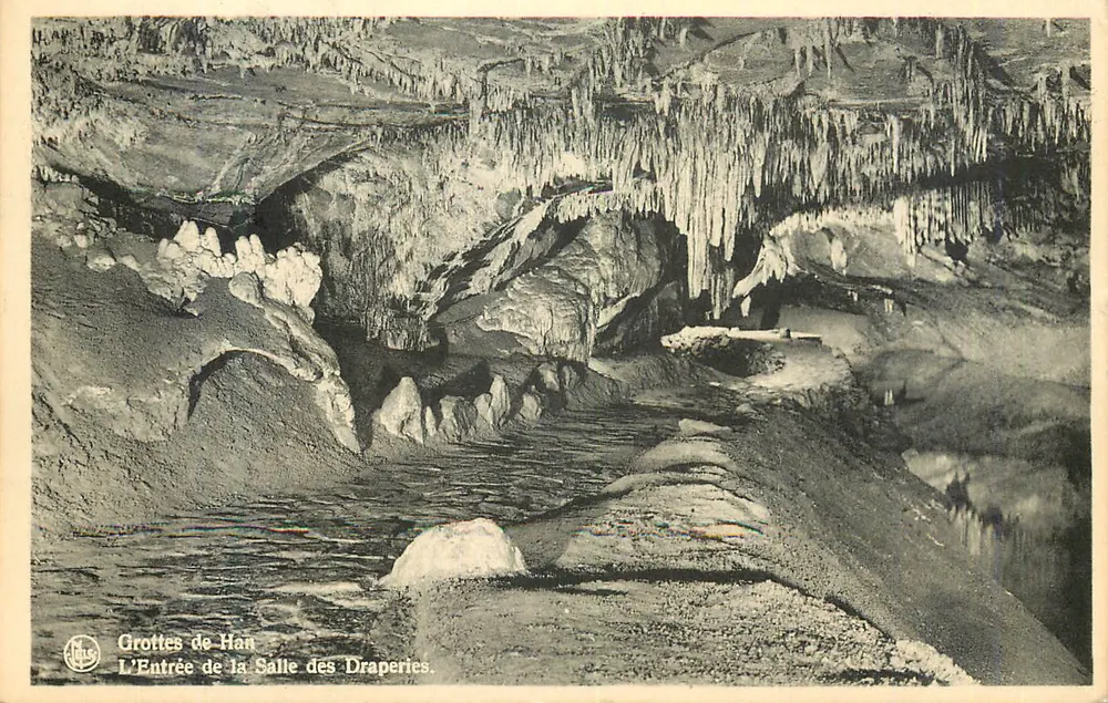 Grotten von Han — Eingang zur Draperienhalle — Eigentum der S.A. des Grotten von Han-sur-Lesse - Vorderseite