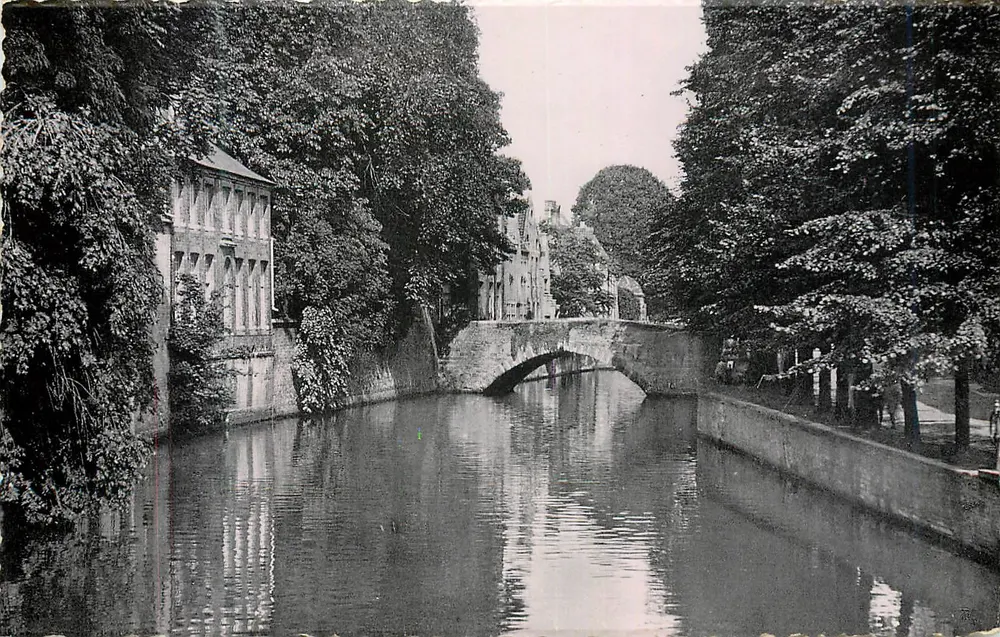 Bruges — Grand'Place, Quai des Marbriers e ponte da Hidromeil — Livraria Boekhandel - Frente