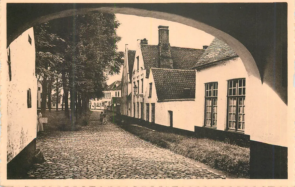 Bruges - Begijnhof — vista sob um arco — editor L. De Reyghere - Frente