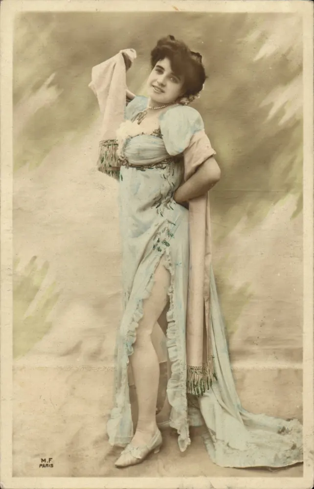 Frau in blauer Robe — elegante Pose — M.F. Paris - Vorderseite