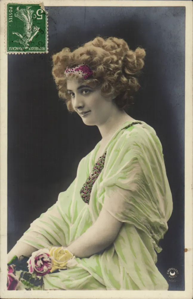 Junge Frau in grünem Kleid — Croissy-sur-Seine — Verleger Croissy, Nr. 1005 - Vorderseite