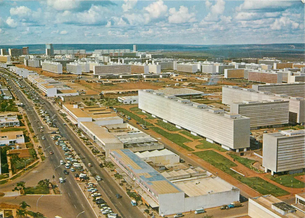 Brasília - D.F. — Avenue W mit Wohnblocks — gráficos brunner ltda, p. 21029 - Vorderseite