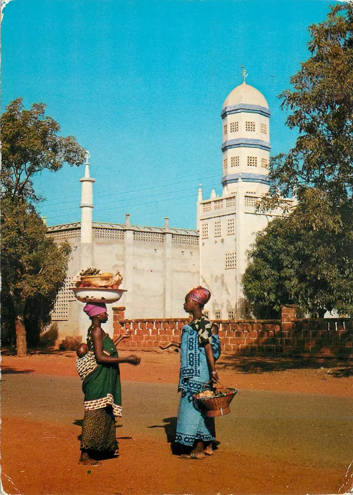 Deux femmes marchandes à Ouagadougou — mosquée en arrière-plan — éditeur J.C. ATTIE - Frente