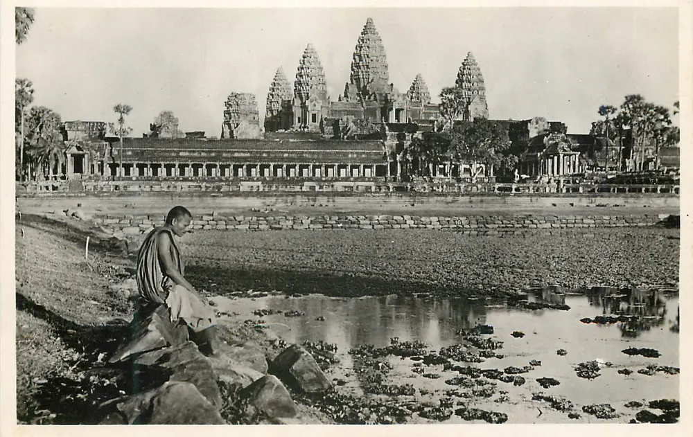 Angkor Wat — Mönch in Meditation vor Angkor Wat — Agence des Colonies - Vorderseite