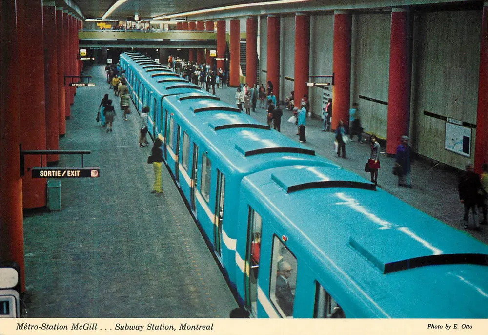 Estação de Metrô McGill — Subway Station, Montreal — Foto por E. Otto - Frente
