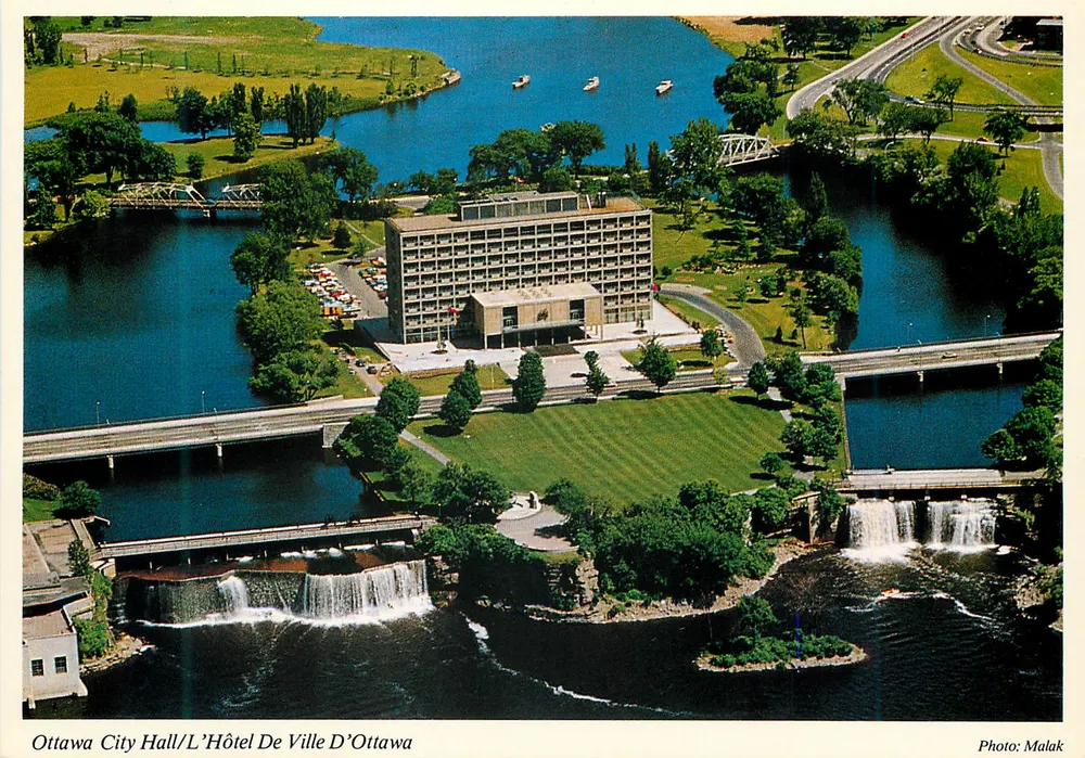 Ottawa City Hall/Ottawa City Hall — luftaufnahme mit Wasserfällen — Foto: Malak - Vorderseite