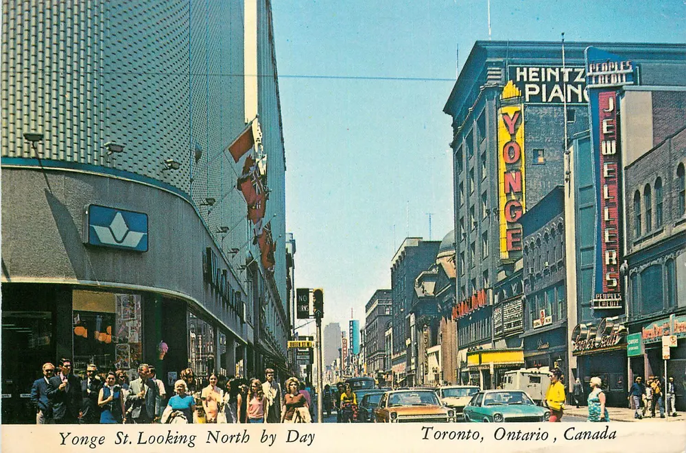 Yonge St. Olhando para o norte durante o dia — Toronto, Ontario, Canadá — Plastichrome 10L3 - Frente
