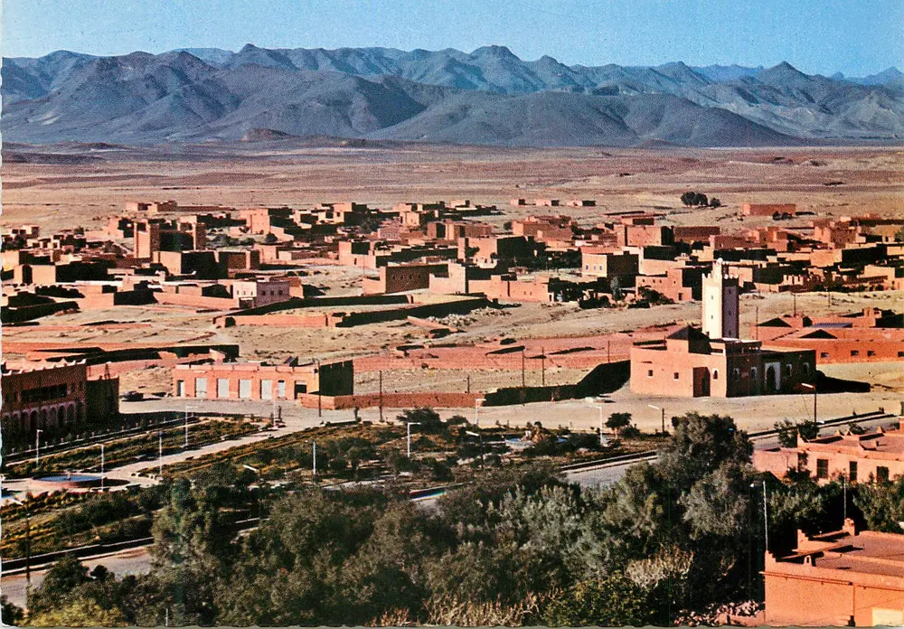 Tinerhir — vista panorâmica com montanhas no fundo — Edição Bertrande, série BR.468 - Frente