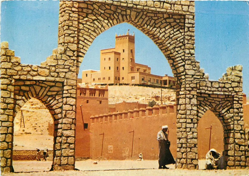 Tinérhir — Porta do Souk e Grand Hôtel — Edição Bertrand - Frente