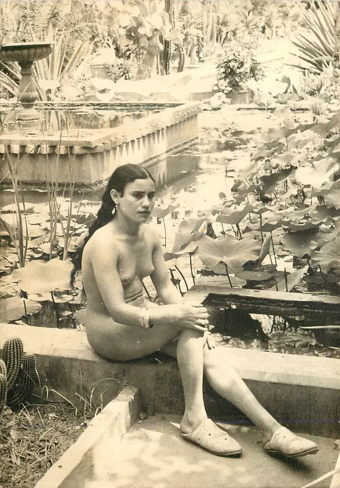 Junge Frau in einem orientalischen Garten — Serie Photographische Gesichter Marokkos, Nr. 44 - Vorderseite