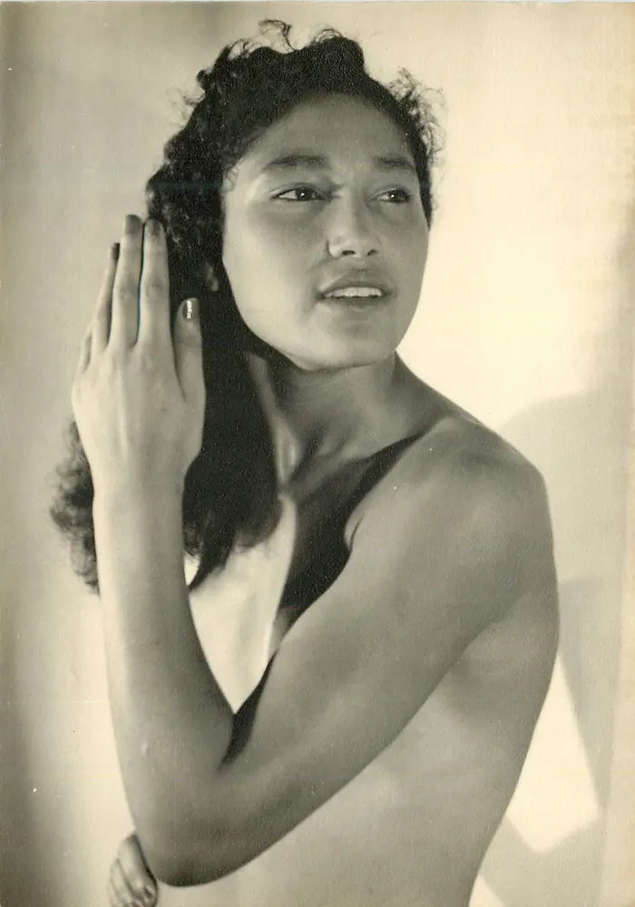 Jovem mulher se penteadora — Visão fotográfica do Marrocos — N° 200 - Frente
