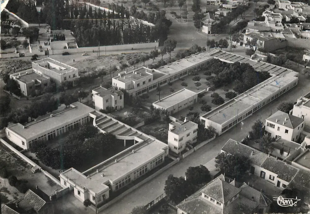 Oujda (Marokko) — Luftbild der Schule Berthelot — Lith. Aérienne, Combier Imp. — Agen - Vorderseite