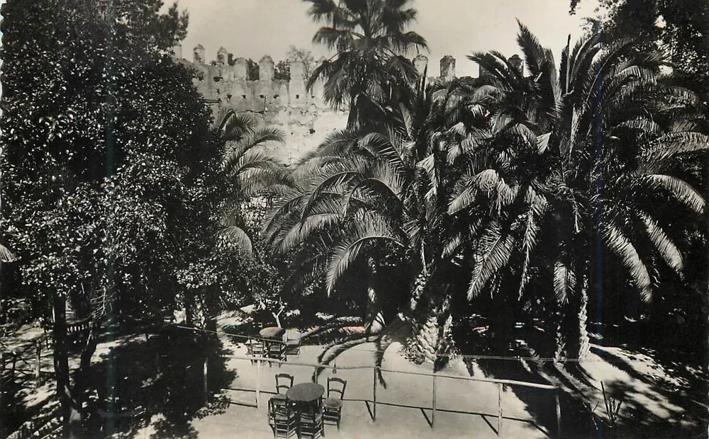 Oujda — Öffentlicher Garten - Maurean-Café - Palmen und Mauern — Ausgabe « La Cigogne », Casablanca - Vorderseite