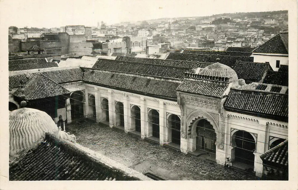Fès El Bali — Pátio da Mesquita Karouïne — Édition « La Cigogne » - Frente