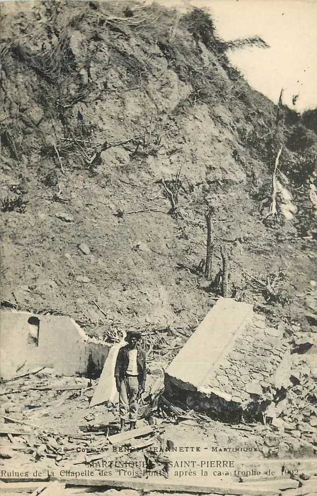 सेंट-पियरे के ट्रोइस-बोन्स के चर्च के अवशेष — मार्टिनिक — 1902 के आपदा के बाद — प्रकाशक कोलास बेन्जामिन - आगे