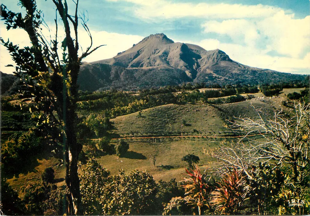 Martinique — Aussicht auf den Mount Pelée — Hachette Antilles - Vorderseite