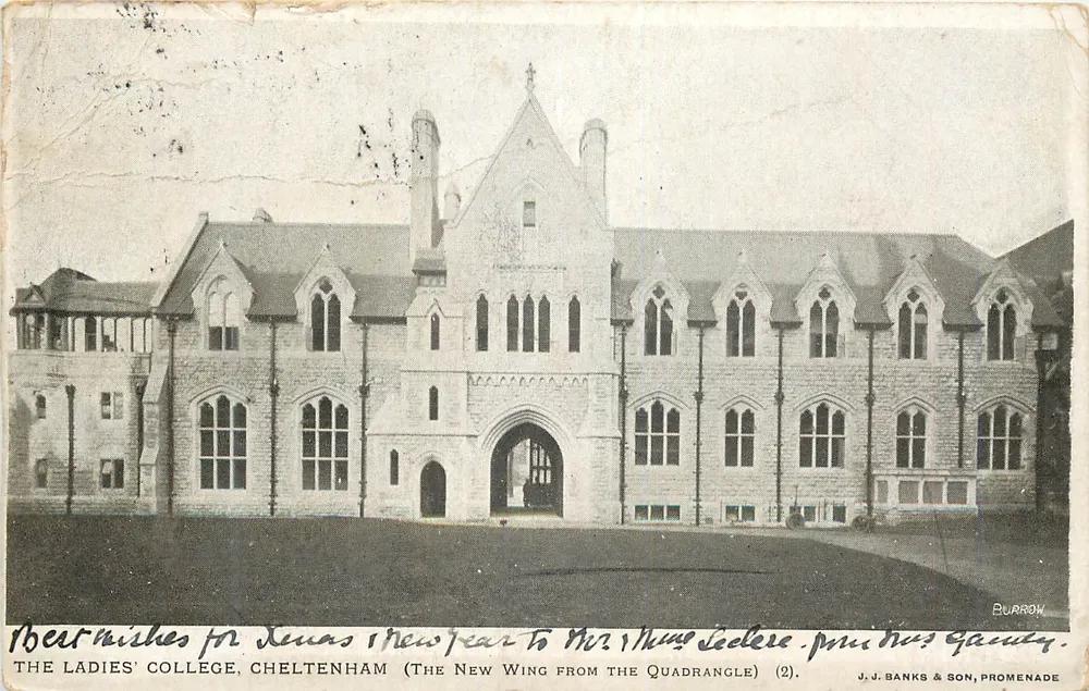 The Ladies' College, Cheltenham — Le nouveau bâtiment vu depuis le quadrangle — J. J. Banks & Son, Promenade - Anverso