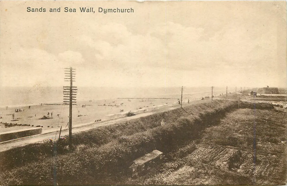 Playa y Muro del Mar, Dymchurch — vista de la playa y del muro del mar — tarjeta postal - Anverso