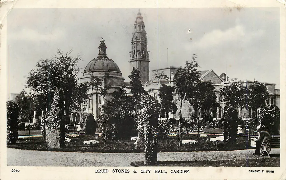 Piedras de los Druidas y Ayuntamiento, Cardiff — Ernest T. Bush — serie 2960 - Anverso
