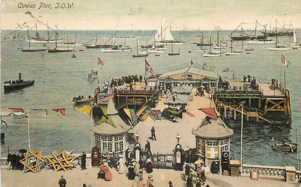 Píer de Cowes, J.O.W. — vista do porto com barcos e passeio — Série Woodbury, Número 2601 - Frente