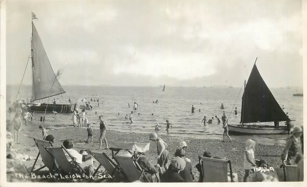 La spiaggia, Leigh-on-Sea — vista di bagnanti e velieri — editore P. Bubel - Recto
