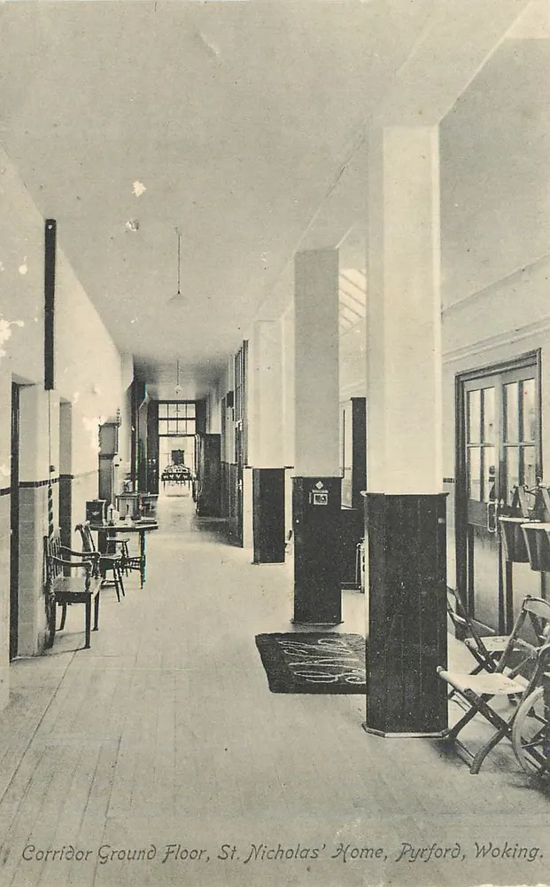 Couloir au rez-de-chaussée, St Nicholas' Home, Pyrford, Woking — carte postale publiée par Lofthouse & Co. - Recto