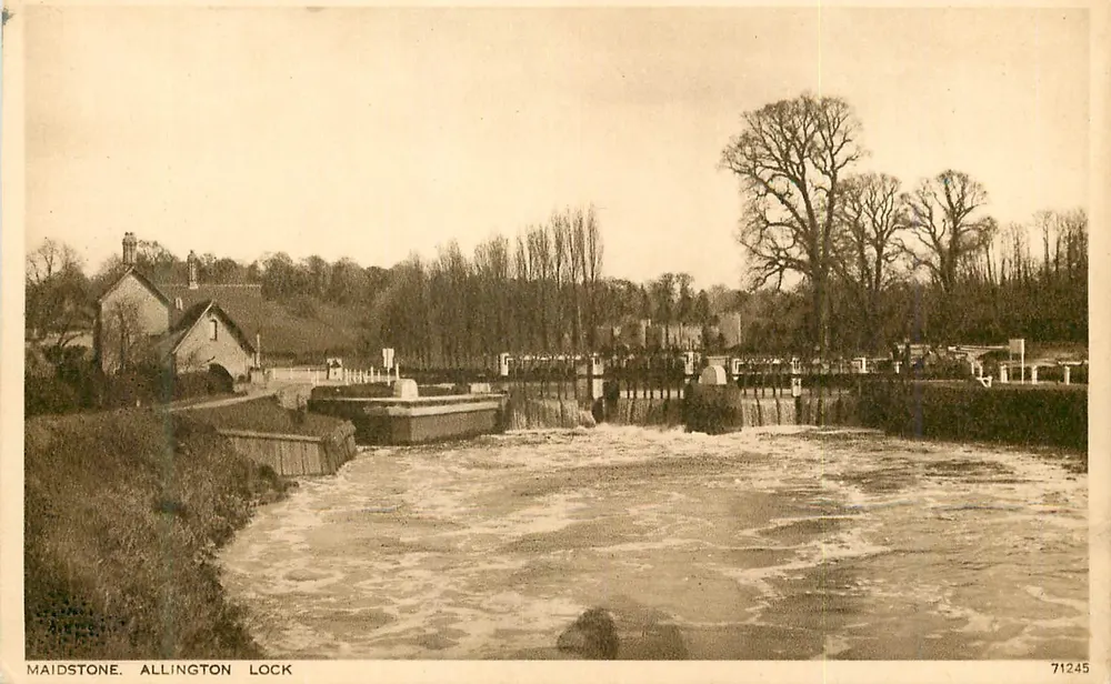 Maidstone. Barragem de Allington — editor Photochrom Co. Ltd., Tunbridge Wells, n° 71245 - Frente