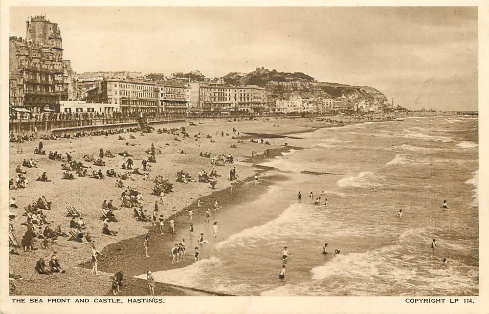A praia e o castelo de Hastings — vista panorâmica — Lansdowne Production Co., Londres, n° de série LP 114 - Frente