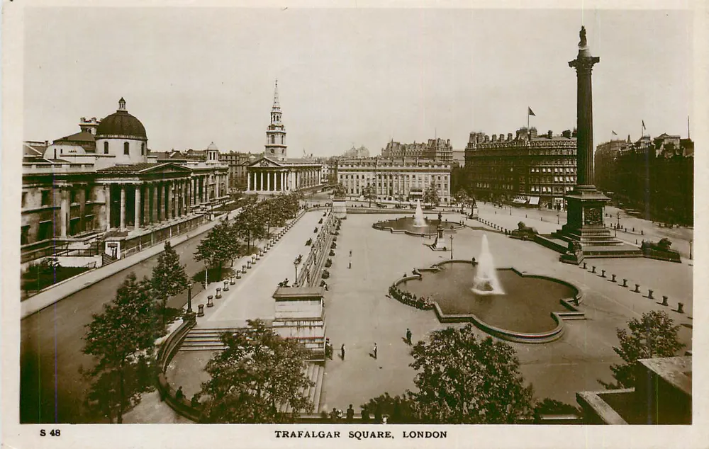 Trafalgar Square, Londres — vista panorâmica com coluna e fonte — Kingsway Real Photo Series, n° S 48 - Frente