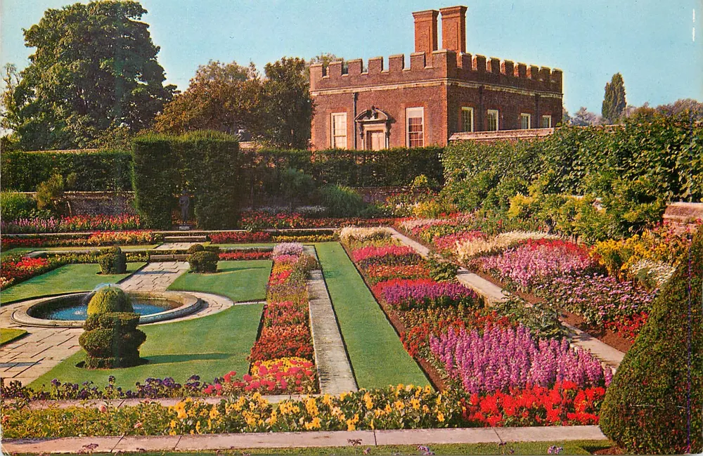 Jardins Subterrâneos com Lago, Palácio de Hampton Court — série Cor Natural, editor The Photographic Greeting Card Co. Ltd., Londres, n° CC16795 - Frente