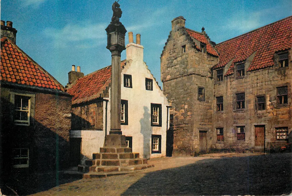 Der Mercat Cross und das Study, Culross, Fife, Schottland — Farbfoto von W. S. Thomson, veröffentlicht von J. Arthur Dixon, Ltd. - Vorderseite