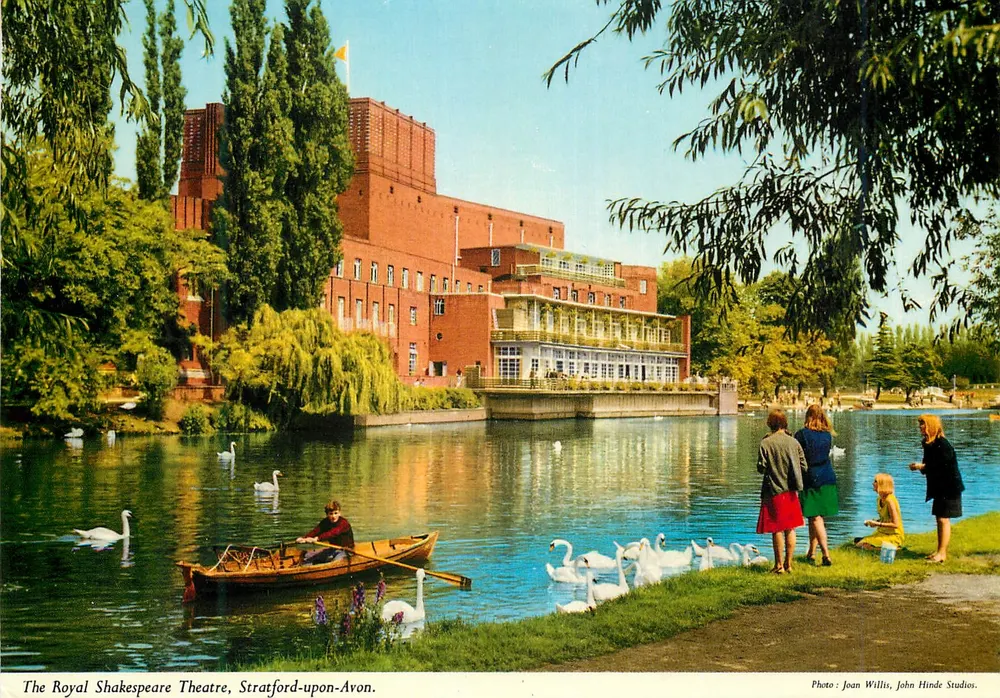 Das Royal Shakespeare Theatre, Stratford-upon-Avon — Foto Joan Willis, John Hinde Studios - Vorderseite